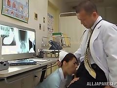 Японская медсестра сосет член доктора